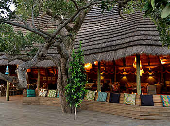 Chobe Bakwena Lodge: Blick vom Deck ins Hauptgebäude