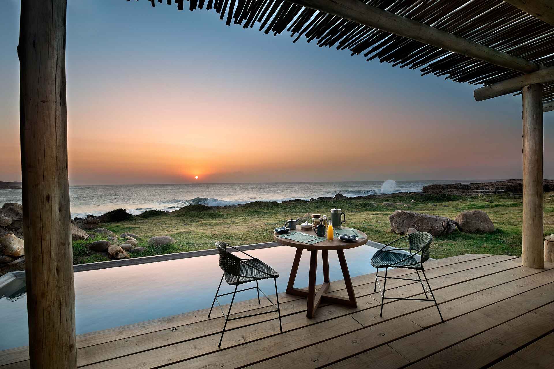 GweGwe Beach Lodge: Pool mit Meerblick