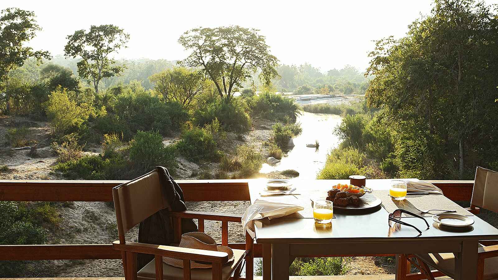 Londolozi Founders Camp: Frühstück auf der Terrasse Londolozi Founders Camp: Frühstück auf der Terrasse