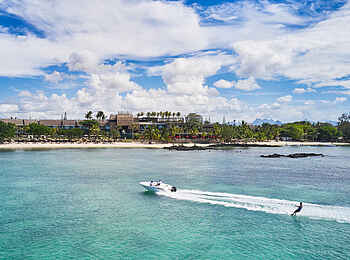 LUX Grand Baie: Wasserski hinter dem Motorboot LUX Grand Baie: Wasserski hinter dem Motorboot