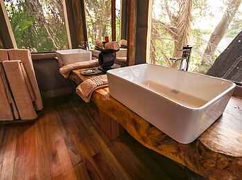 Nxamaseri Island Lodge: Bad des Honeymoon Zimmers Nxamaseri Island Lodge: Bad des Honeymoon Zimmers