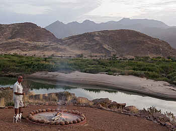 Okahirongo River Camp: Feuerstelle am Fluss Okahirongo River Camp: Feuerstelle am Fluss