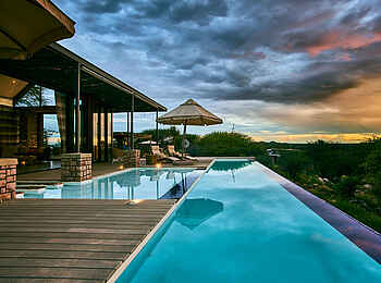 Otjimbondona Kalahari Lodge: Ein langgezogener Infinity Pool 
