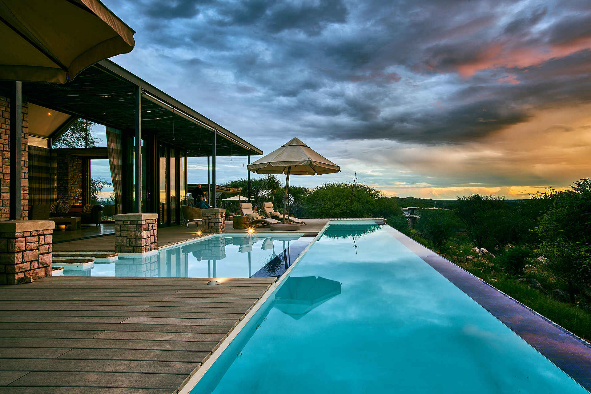 Otjimbondona Kalahari Lodge: Ein langgezogener Infinity Pool Otjimbondona Kalahari Lodge: Ein langgezogener Infinity Pool