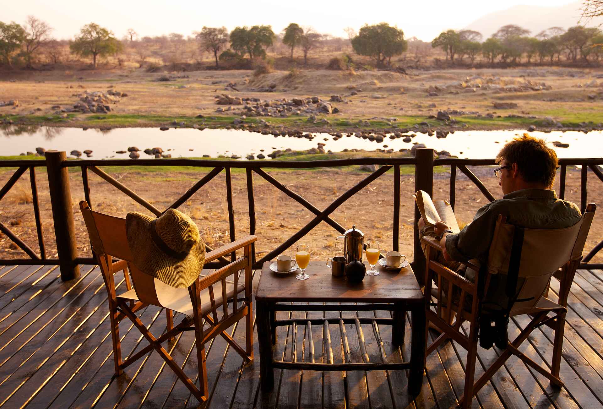 Foxes Safari Camps, Great Ruaha River, Ruaha National Park, Ruaha River Lodge, Buch, Lesen, Ruaha River, Terrasse, Afrikarma, Afrikarma Safaris, Afrikarma Safaris - Wildnis. Hautnah., Bar, Lounge, Sessel