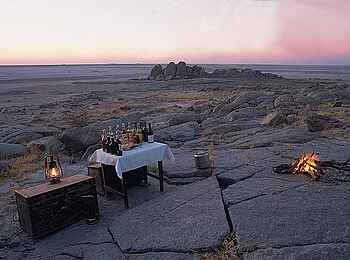 San Camp: Sundowner auf Kubu Island