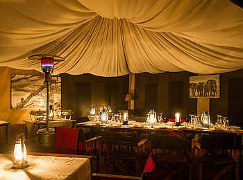 Sanctuary Serengeti Migration Camp: Dinnertafel Sanctuary Serengeti Migration Camp: Dinnertafel