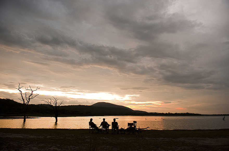 Sand Rivers Selous: Sonnenuntergang am Fluss Sand Rivers Selous: Sonnenuntergang am Fluss