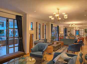 Latitude 0: The Other Side - Innen und Außen Latitude 0: The Other Side - Innen und Außen