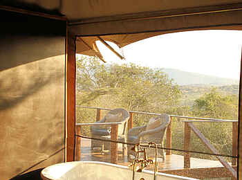 Thanda Tented Camp: Badewanne mit Blick über Holzdeck und Landschaft Thanda Tented Camp: Badewanne mit Blick über Holzdeck und Landschaft
