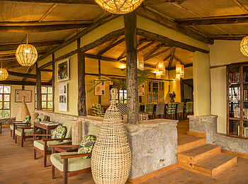Volcanoes Virunga Lodge: Sessel in der Bibliothek Volcanoes Virunga Lodge: Sessel in der Bibliothek