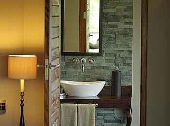 &Beyond Ngala Safari Lodge: Blick ins Badezimmer