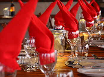 Chobe Elephant Camp: Gläser mit Servietten Chobe Elephant Camp: Gläser mit Servietten