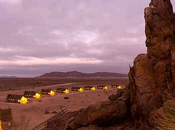 Desert Quiver Camp: Blick aus den Felsen auf die Chalets