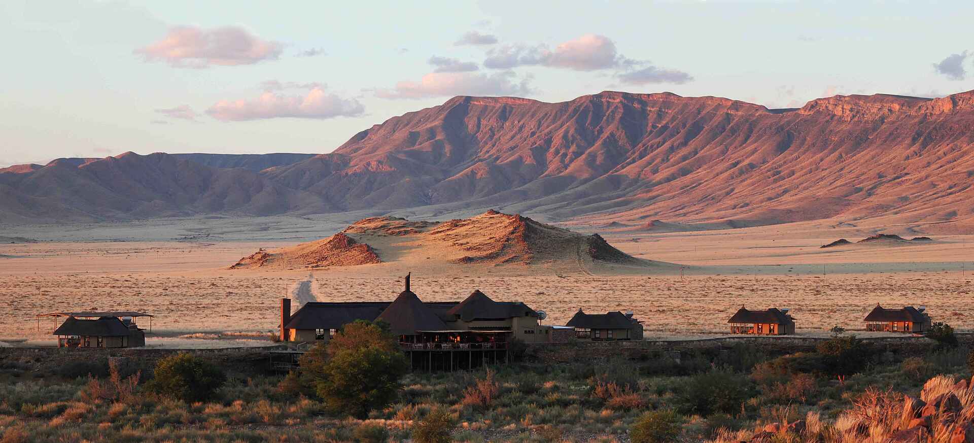 Dünen, Hoodia Desert Lodge, Namib, Namib-Naukluft, Sesriem, Sossusvlei, Wüste, Gesamtansicht, Hauptgebäude, Landschaft, Lodge, Afrikarma, Afrikarma Safaris, Afrikarma.de