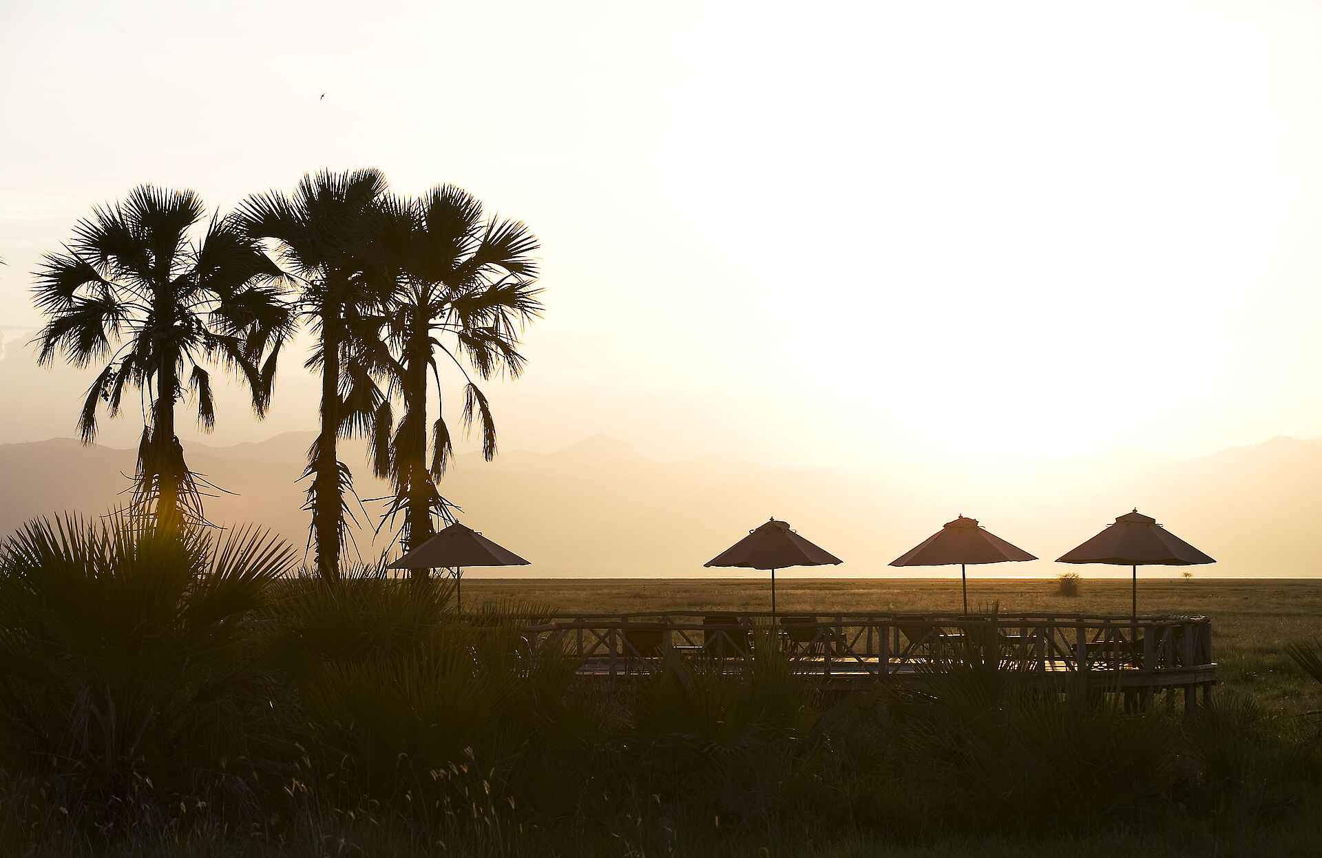 Lake Manyara, Maramboi Tented Camp, Tanganyika Wilderness, Sonnenschirm, Sundowner, Swimming Pool, afrikarma, Afrikarma Safaris, Afrikarma Safaris - Wildnis. Hautnah., afrikarma.de