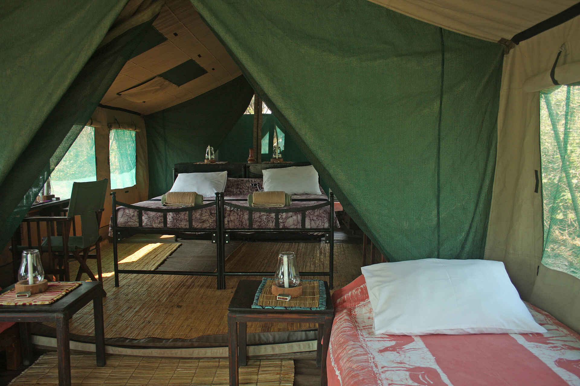 Mdonya Old River Camp: Blick in das Familienzelt Essential Destinations, Mdonya Old River Camp, Ruaha National Park, Doppelbett, Familienzelt, Gästezelt, afrikarma, afrikarma Safaris, afrikarma Safaris - Wildnis. Hautnah., afrikarma.de