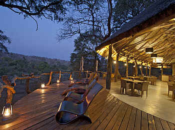 Mkulumadzi Lodge: Hauptgebäude am Abend