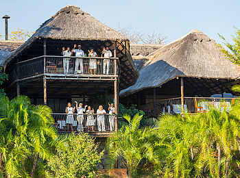 Mukambi Safari Lodge: Das Hauptgebäude vom Fluss aus Mukambi Safari Lodge: Das Hauptgebäude vom Fluss aus