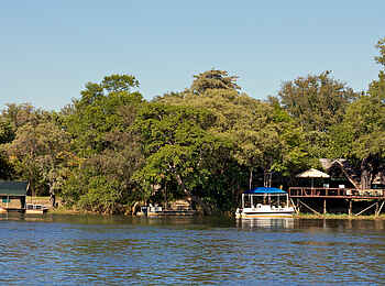 Ndhovu Safari Lodge: Blick vom Fluss auf die Lodge Ndhovu Safari Lodge: Blick vom Fluss auf die Lodge
