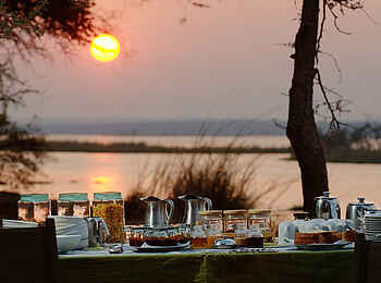 Old Mondoro Camp: Frühstück bei Sonnenaufgang