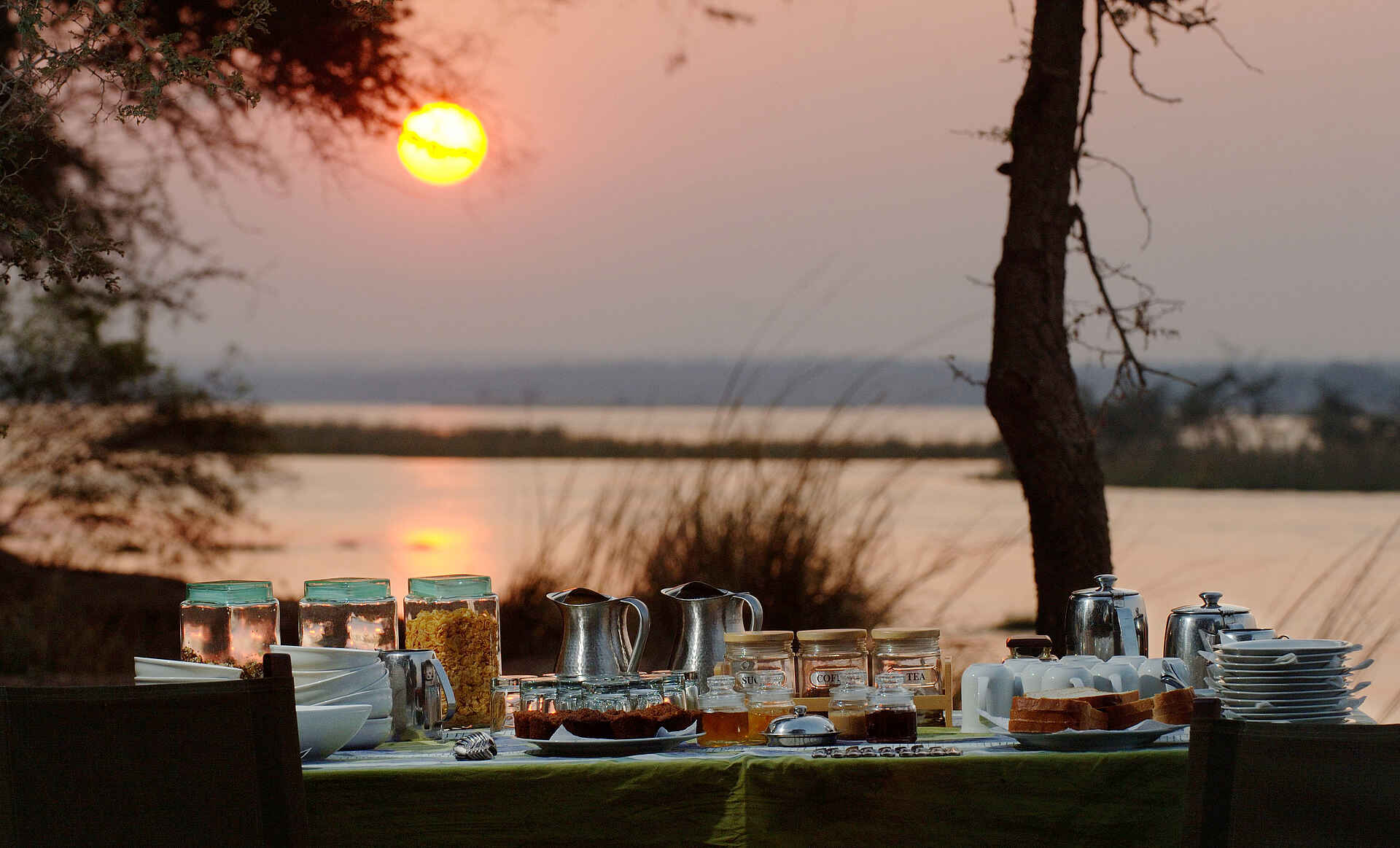 Old Mondoro Camp: Frühstück bei Sonnenaufgang