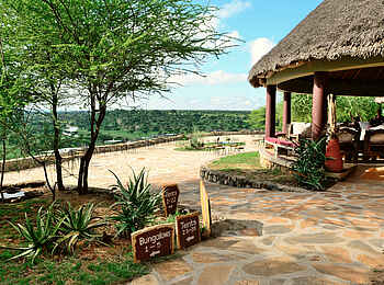 Tarangire Safari Lodge: Terrasse und Lounge Tarangire Safari Lodge: Terrasse und Lounge