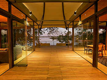 Thorntree River Lodge: Durchgang zum Deck Thorntree River Lodge: Durchgang zum Deck