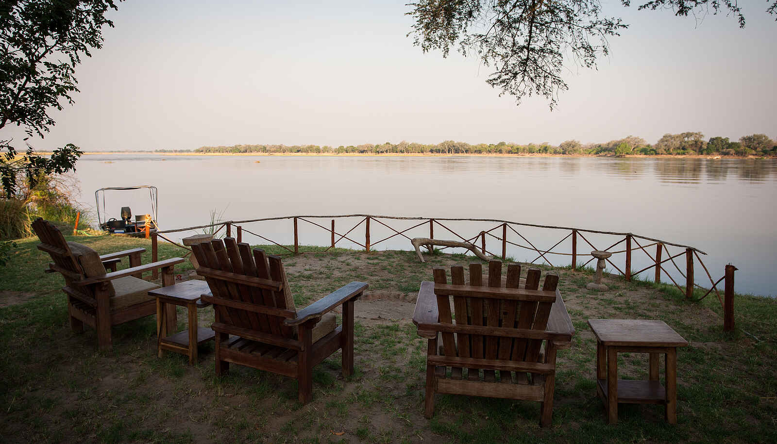 Tsika Island Canoeing Camp: Feuerplatz mit Blick auf den Sambesi Tsika Island Canoeing Camp: Feuerplatz mit Blick auf den Sambesi
