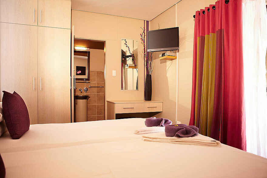 Villa Violet: Blick zum Bad im Zimmer 3 Villa Violet: Blick zum Bad im Zimmer 3