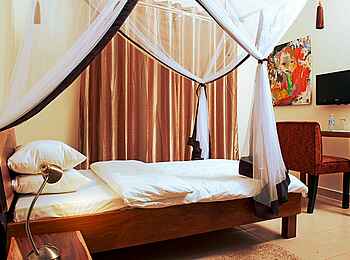 2 Friends Beach Hotel: Doppelbett mit Moskitonetz