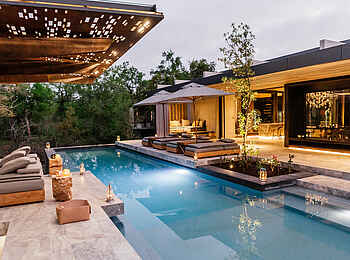 Cheetah Plains Mvula House: Blick auf das Pooldeck Cheetah Plains Mvula House: Blick auf das Pooldeck