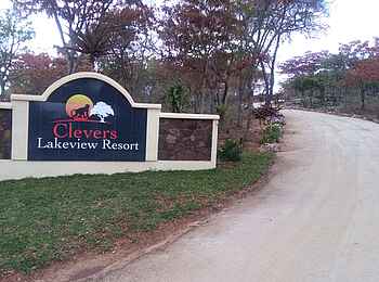Clever's Lake View Resort: Abzweig zum Resort Clever's Lake View Resort: Abzweig zum Resort
