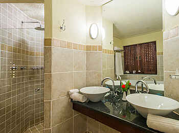 David Livingstone Safari Lodge: Waschbecken und Dusche David Livingstone Safari Lodge: Waschbecken und Dusche