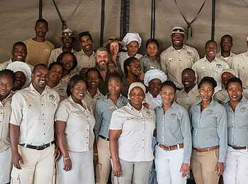 Gomoti Private Camp: Gruppenbild des Personals