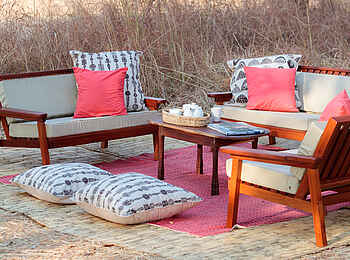 Nkonzi Bush Camp: Bush Lounge auf Teppichen Nkonzi Bush Camp: Bush Lounge auf Teppichen