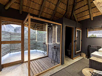 Serra Cafema: Bad eines Gästezimmer