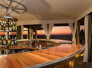 Simbavati Hilltop Lodge: Stilvolle Bar im Abendlicht