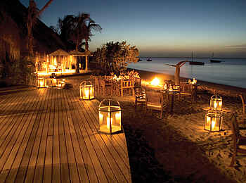 Azura Benguerra Island: Beleuchtetes Deck am Strand Azura Benguerra Island: Beleuchtetes Deck am Strand