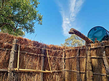 Big Lagoon Camp: Die Außendusche Big Lagoon Camp: Die Außendusche