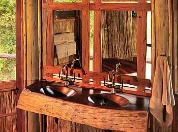 Bilimungwe Bushcamp: Wasch- und Spiegeltisch