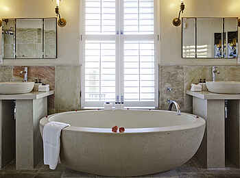 Birkenhead House: Ein Badezimmer mit großer Badewanne Birkenhead House: Ein Badezimmer mit großer Badewanne