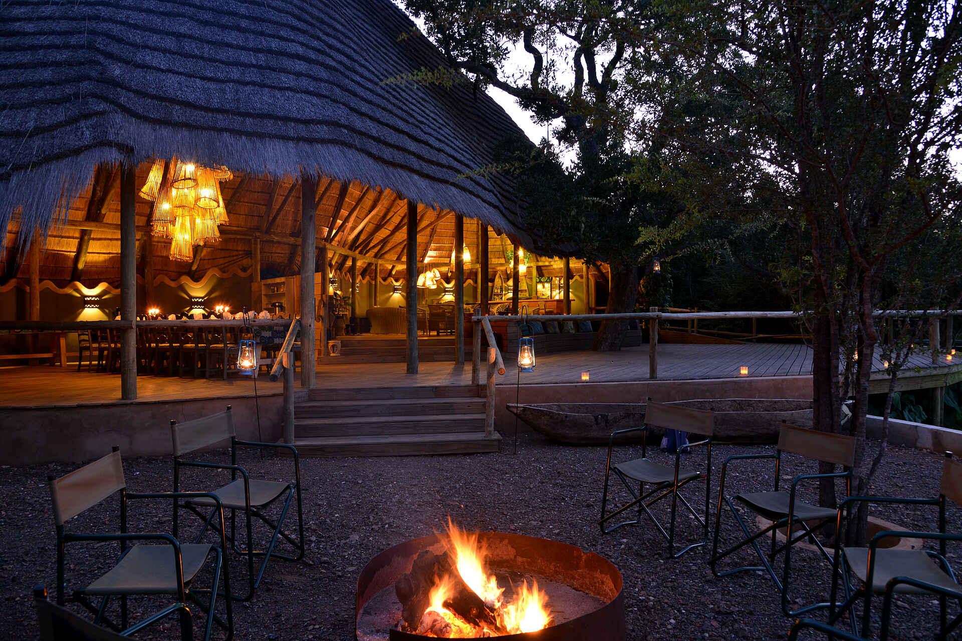 adam young, africa, afrika, Bakwena, bilder, buchen, buchung, Chobe, Chobe Bakwena, Chobe Bakwena Lodge, Chobe National Park, Chobe Nationalpark, Chobe River, information, jenny young, Kazangula, Nachhaltigkeit, Nordbotswana, northern botsuana, Ökologie, reise, reisen, southern africa, südliches afrika, Umweltschutz, urlaub, wasseraktivitäten, abend, boma, central facilities, feuer, feuerstelle, hauptgebäude, main area, stimmung