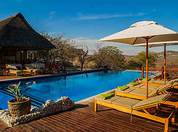 Epacha Game Lodge and Spa: Der Infinity Pool liegt inmitten der Lodge