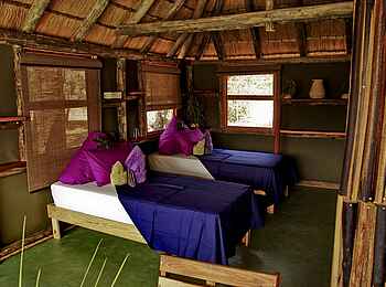 Epupa Falls Lodge: Der Schlafbereich ist farbenfroh gestaltet