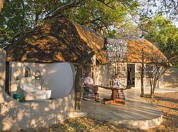 Kaingo Camp: First House Chalet Terrasse mit offenem Badezimmer