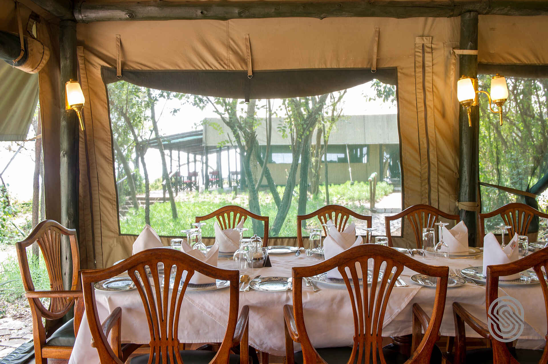 afrikarma, afrikarma Safaris, afrikarma.de, Grumeti, Grumeti River, Kirawira Serena Camp, Safari, Serena Hotels, Serengeti, Abendessen, Speisezelt, Afrikarma Safaris - Wildnis. Hautnah.