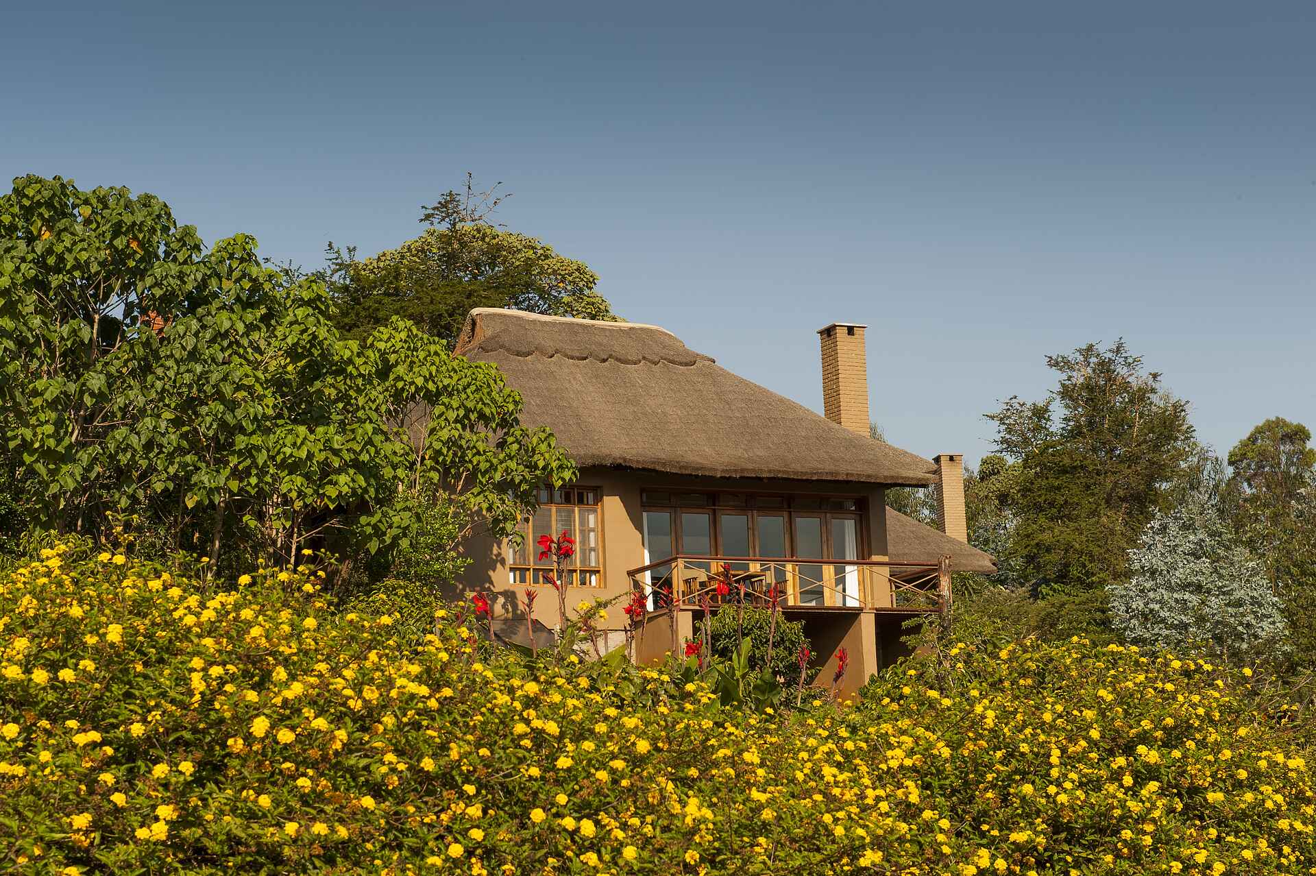 Kitela Lodge: Blick vom Garten auf ein Gästezimmer karatu, kitela lodge, ngorongoro conservation area, tanganyika wilderness camps, ausblick vom garten, gästezimmer, afrikarma, afrikarma safaris, afrikarma safaris - wildnis. hautnah., afrikarma.de