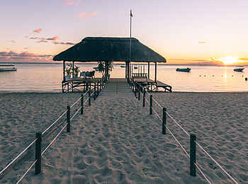 La Pirogue: Der Steg bei Sonnenuntergang La Pirogue: Der Steg bei Sonnenuntergang