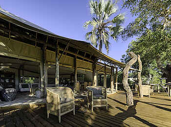 Little Tubu: Deck vor dem Hauptzelt Little Tubu: Deck vor dem Hauptzelt